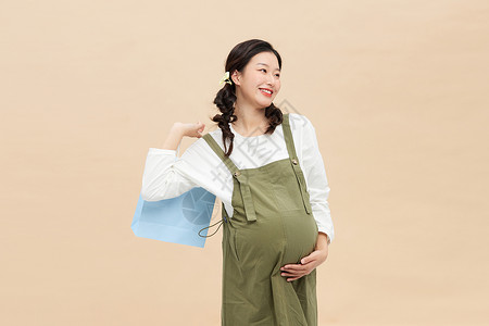 孕妇手提购物袋微笑图片