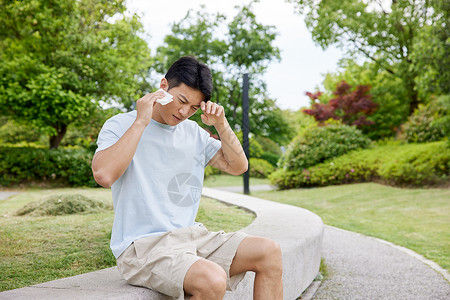 男子在公园出汗擦汗高清图片