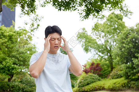 男子夏日热到头晕中暑图片