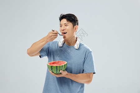 夏日男人吃冰西瓜解暑祛暑高清图片素材