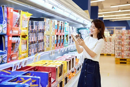 女人查看信息女顾客查看商品信息背景