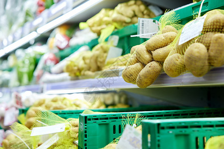超市的蔬菜冷藏区域高清图片