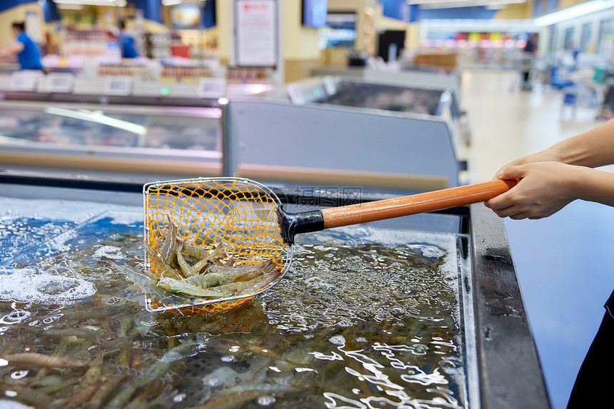 超市打捞生鲜鱼虾特写图片