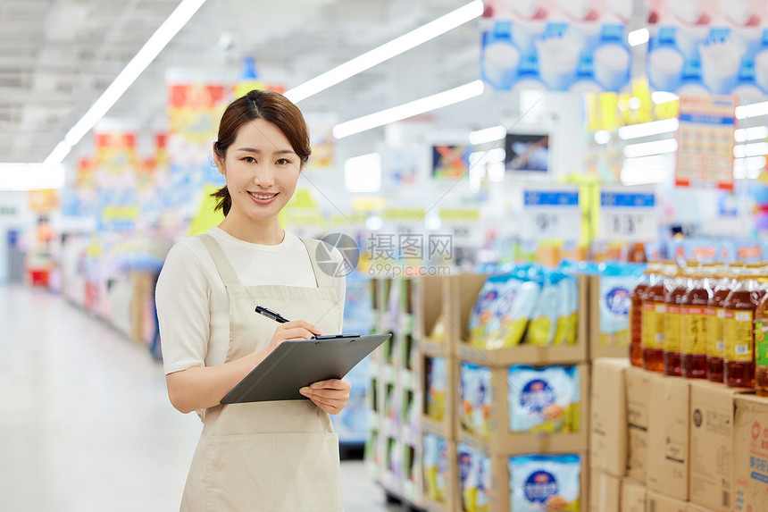 超市女员工核对整理商品形象图片