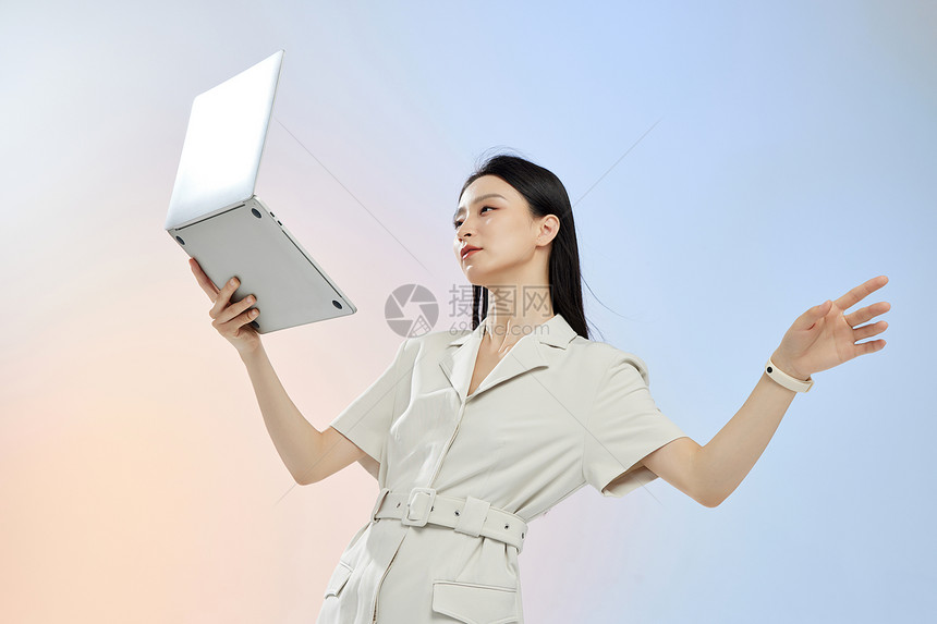 成熟女性用笔记本电脑办公图片
