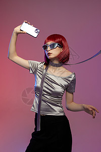 时代生活红发辣妹展示智能手机背景