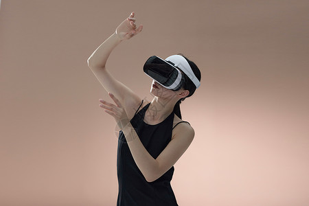 美女体验VR设备图片