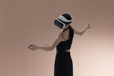 产品体验区女子头戴VR眼镜起舞背景