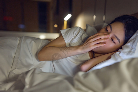 犯困准备睡觉的女人休息高清图片素材