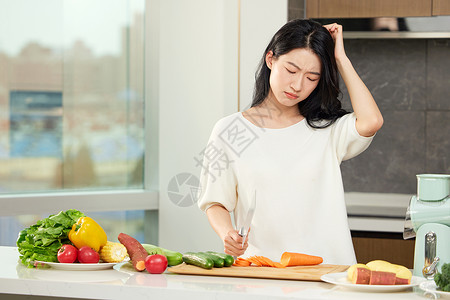 因为做饭而感到无奈的女性形象心情高清图片素材