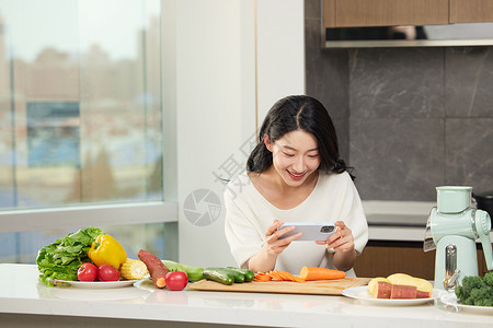 拍照分享食物的女性形象手机高清图片素材
