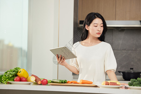 学习食谱的家庭主妇形象图片