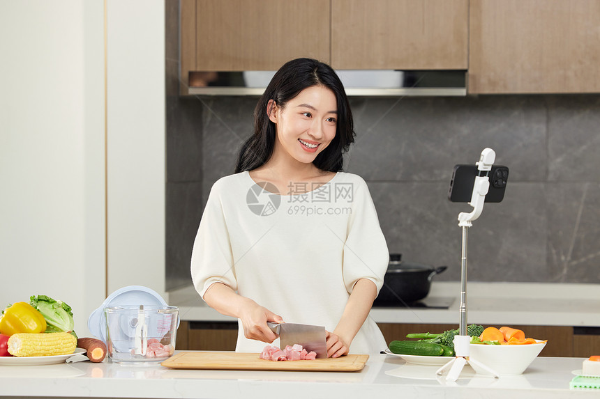 直播教做饭的女人