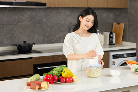 做饭工具女子使用破壁机捣蒜末背景