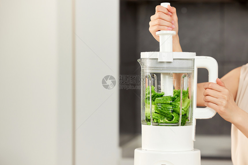 使用榨汁机榨绿色食品图片