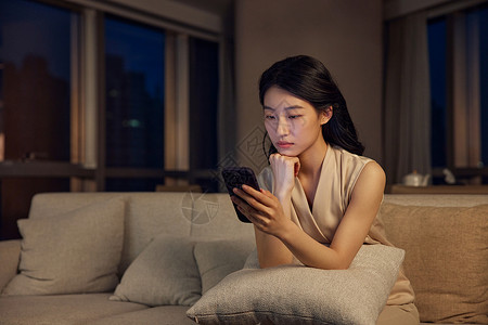 夜晚独自坐在客厅的女人负面高清图片素材