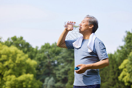 运动后喝水的老人高清图片