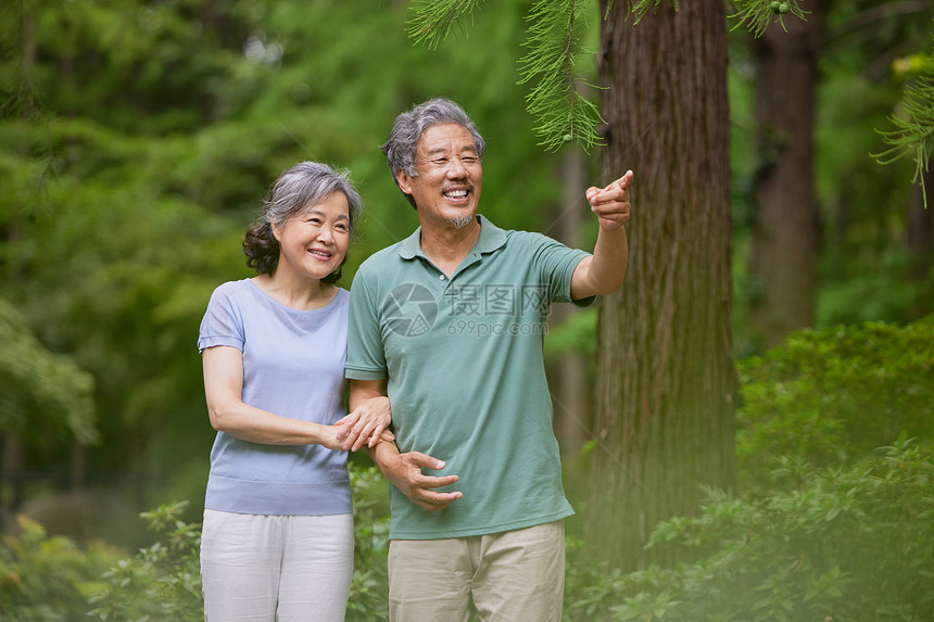 老夫妻在公园说说笑笑图片