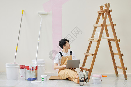 设计粉刷背景墙的男设计师形象背景图片