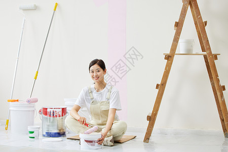 女人盘坐着调试油漆形象背景图片