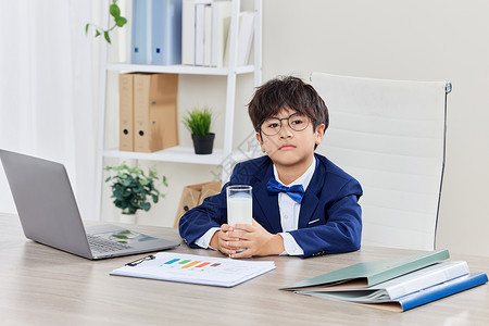 手捧牛奶的小男孩商务高清图片素材