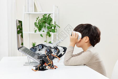 虚拟现实科技电脑桌前体验vr的男孩背景