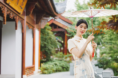 下雨天撑伞的旗袍美女图片