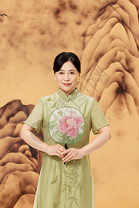 旗袍女性手拿团扇图片