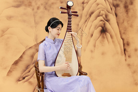 新中式旗袍山水背景抱着琵琶的旗袍女性背景