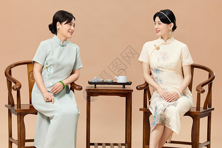 中式旗袍母女坐着喝茶背景图片