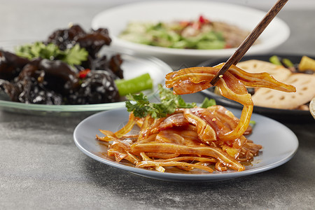 膳食纤维素筷子夹起猪耳朵凉拌菜特写背景