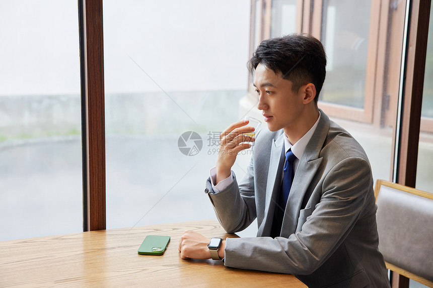 独自喝茶沉思的商务男士图片