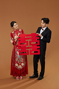 中式服饰纹样传统婚礼服饰夫妻手拿双喜字背景