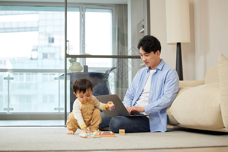 居家年轻奶爸照顾宝宝图片