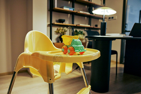 宝宝餐桌婴儿餐桌宝宝椅上的玩具背景