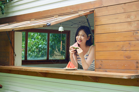 夏日美女吃西瓜背景图片