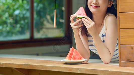 夏日元气女性吃西瓜图片