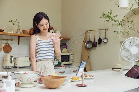 美女主播直播制作美食背景图片