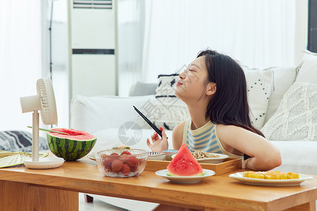夏日女性在家吃凉面高清图片