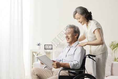 奶奶给轮椅上的爷爷按摩肩膀图片