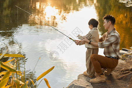 父亲教男孩在河边钓鱼背景