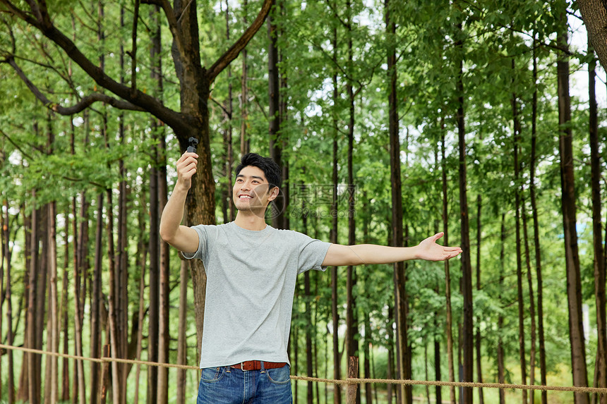 男性在公园手持录像设备图片