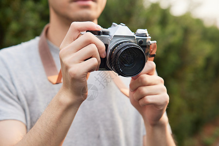 专注素材照片男性户外使用照相机拍照背景