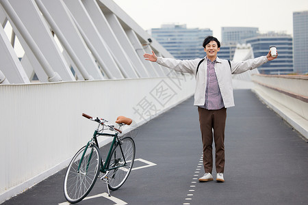 热爱生活的青年和单车合影背景图片