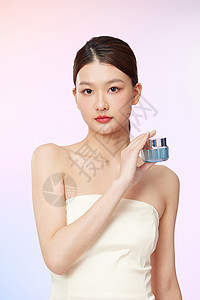 手持化妆品展示的年轻美女背景图片