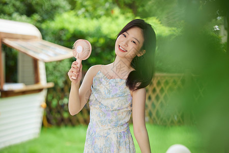 卡通女孩吹风扇夏日可爱美女吹风扇背景