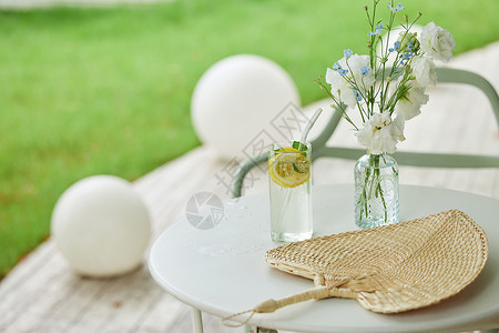 夏日院子桌子上的饮料和花瓶高清图片
