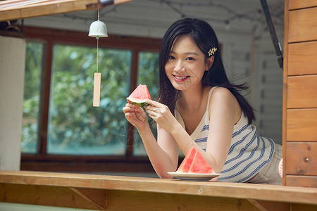 夏季可爱包子活力女生写真吃西瓜背景