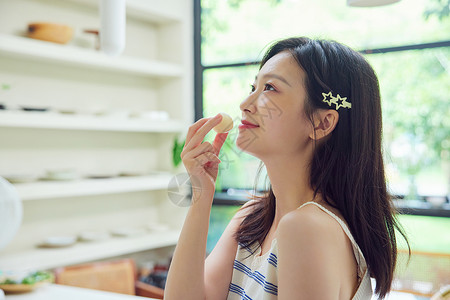 女生夏日吃荔枝背景图片