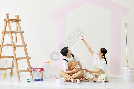 装修新家情侣一起设计粉刷墙面背景